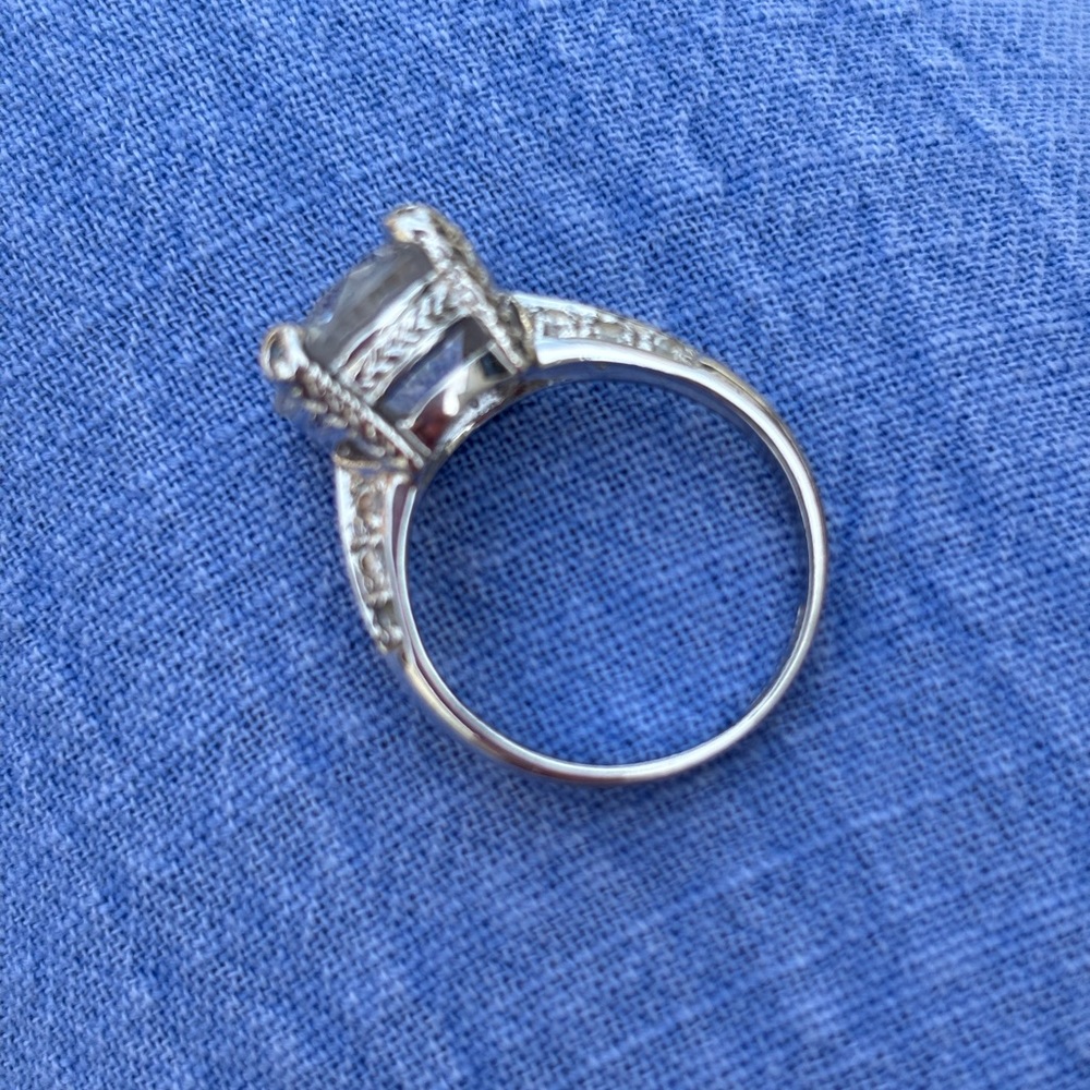 Elegant Silver Ring with Clear Gemstone - Picture 3 of 3